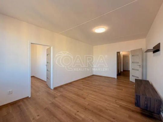 NA PRONÁJEM - Prostorný byt 4+1 s balkonem a výhledem v klidné části Jindřichova Hradce - Photo 1