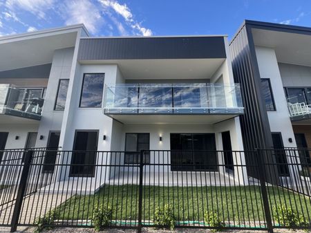 LUXURIOUS TOWNHOUSE NEAR THE BEACH - Photo 2