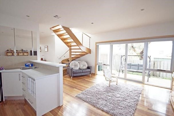 Modern home, perfectly located. - Photo 1