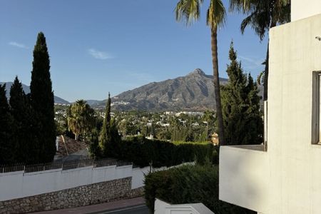 3 Bedroom Apartment For Rent in Nueva Andalucía, Málaga - Photo 4