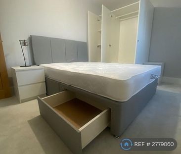 1 bedroom in a flat share to rent - Photo 2