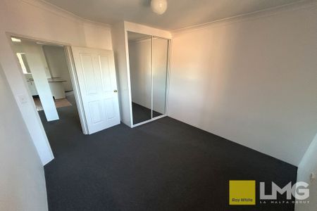 SPACIOUS 2-BEDROOM APARTMENT IN IDEAL LOCATION - Photo 3