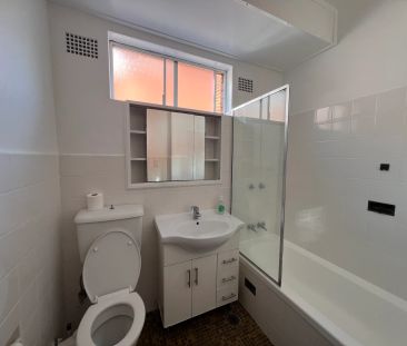 Peaceful parkside retreat with lock up garage & sunny aspect - Photo 4
