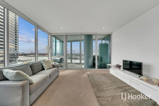 Fully furnished 2-bedroom, 2-bathroom and 2 car space apartment with great water views (Short term lease of 3-6 months is available)! - Photo 1