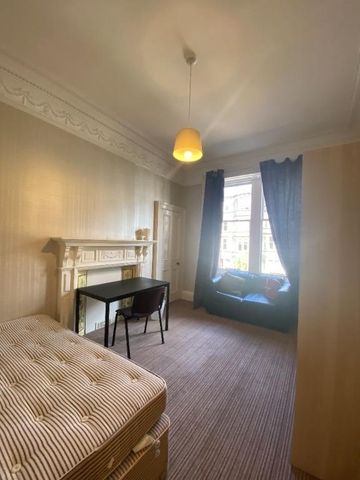 3 bedroom flat to rent - Photo 2