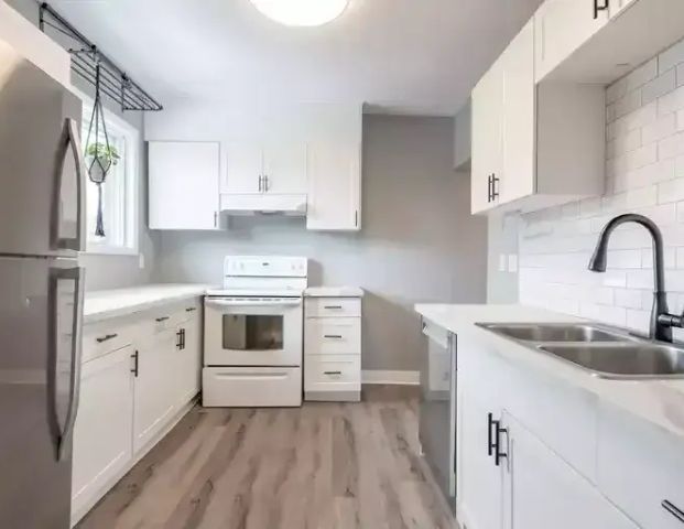 Beautiful & Updated 2 Bedroom Century-home Residence or Rent in Hamilton | 106 Eastbourne Avenue, Hamilton - Photo 1