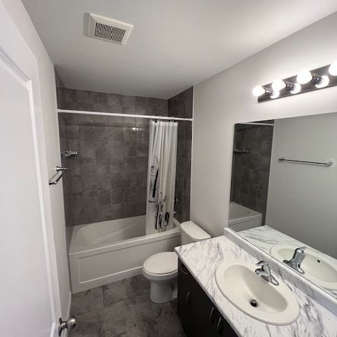 Townhouse For Lease | X8144130 - Photo 1