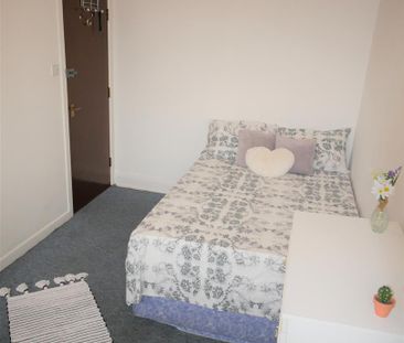 Gables, Bournemouth, BH1 - Photo 4