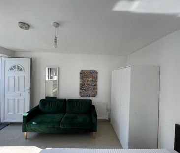 Studio Flat, Greyhound Hill, NW4 - Photo 2