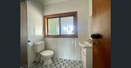 Large bright shop top 2-bedroom flat - Photo 5