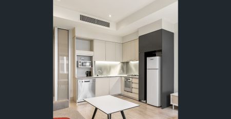 Residences 233 Collins - Furnished 2 Bedroom Apartment Rent includes gas & water - Photo 4