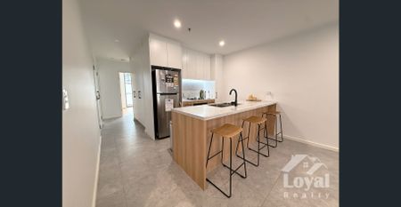 Modern Two Bedroom Apartment with Private Courtyard in Prime Location - Photo 3