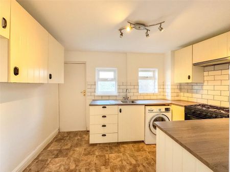 3 bedroom end of terrace house to rent - Photo 2