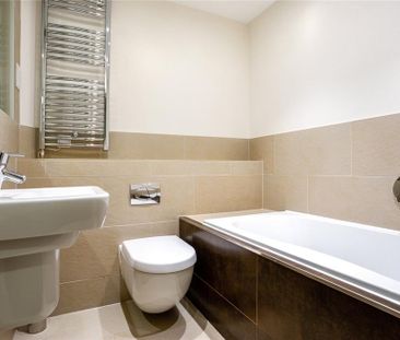 3 bedroom flat to rent - Photo 5