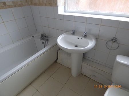 3 bedroom terraced house to rent - Photo 4