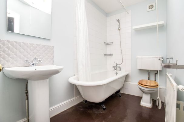 3 bedroom mid-terrace to rent Orchard Street, Chichester PO19 - Photo 1