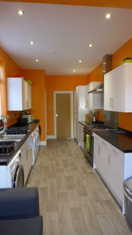 Large Double Loft Room With Ensuite - Photo 3