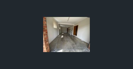 Large 5 Bedroom Home with Double Lock Up Garage - Photo 5