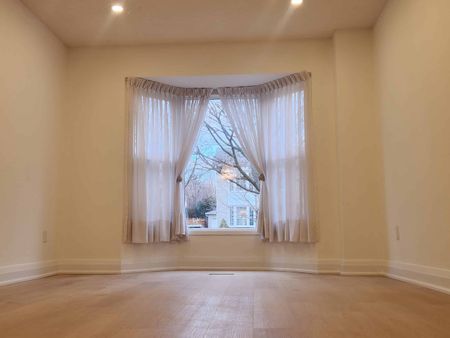 Four bedroom detached Whitby ( No basement) - Photo 2