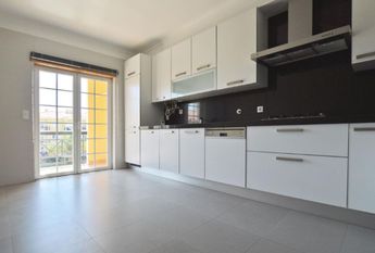 Apartamento T4 em condomínio com piscina e jardim na Beloura