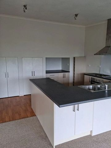 Large living area and a fantastic view! - Photo 3