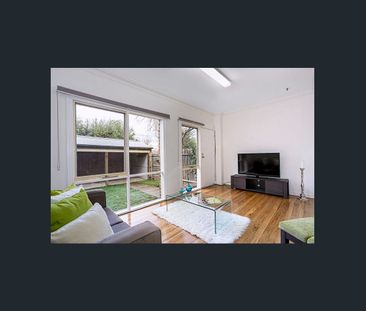 Spacious living with inner-city convenience - Photo 1