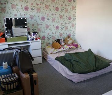 3 bedroom end of terrace house to rent - Photo 2
