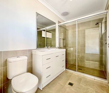 Gorgeous Four Bedroom Duplex Home Opposite The Park - Photo 6