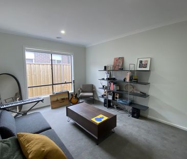 SPACIOUS FAMILY HOME IN QUIET ESTATE! - Photo 1