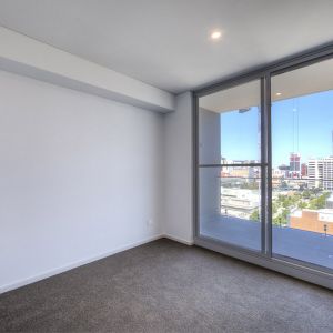 LUXURY 1 BEDROOM APARTMENT - Photo 2