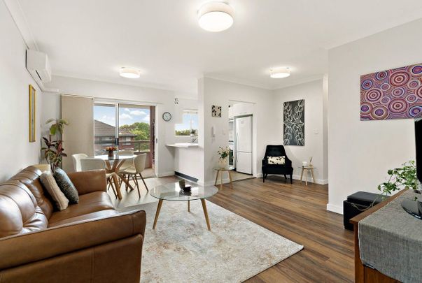 Charming Unit with Lifestyle Convenience in Carlton - Photo 1