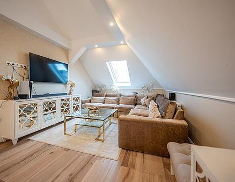 Altbaucharme trifft Komfort – Dachgeschosswohnung mit Klimaanlage - Foto 1