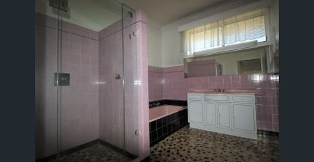 SPACIOUS FAMILY HOME WITH CITY VIEWS - Photo 4