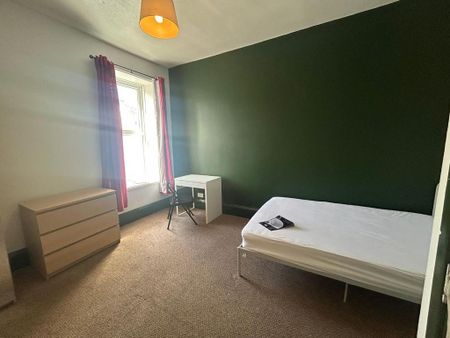 3 bedroom flat to rent - Photo 3