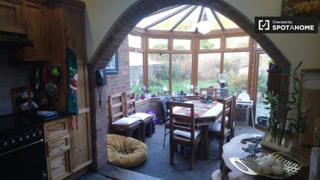 Double Bedroom for rent in 4-Bedroom House in Clontarf - Photo 2