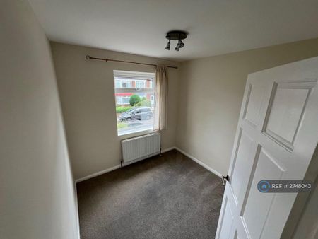 3 bedroom semi-detached house to rent - Photo 3