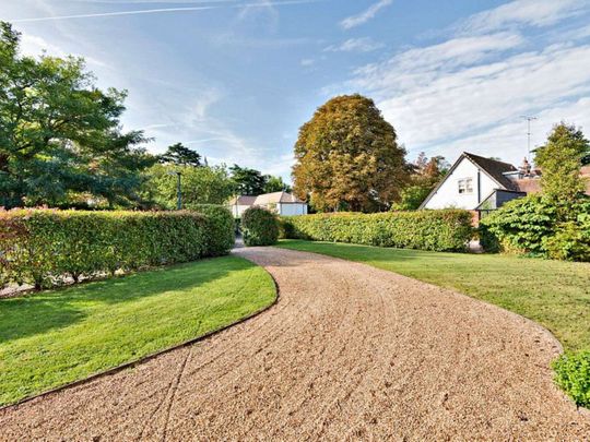 A contemporary detached family home in a cul-de-sac location with direct gated access to a nearby river towpath. - Photo 1