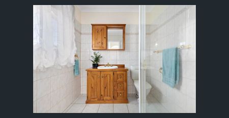 Family comfort in a quiet Keilor East Court - Photo 3