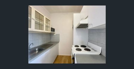 Walking distance to the train station! - Photo 4