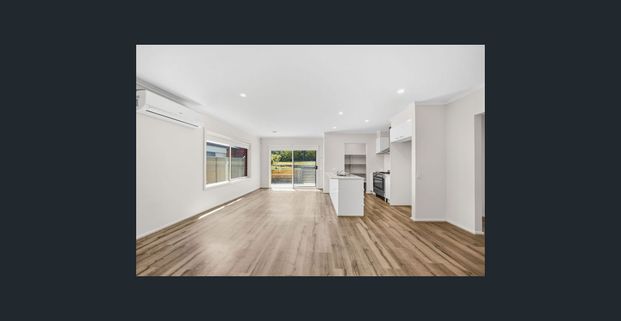 Modern three-bedroom townhouse minutes from the CBD - Photo 1