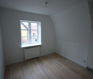 HERSKABELIG EJENDOM – MED FLOT KIG MOD SØERNE - Photo 3