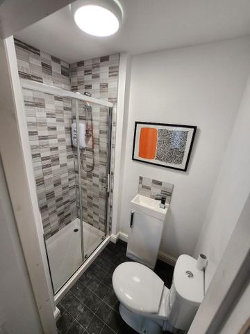 1 bedroom in a house share to rent - Photo 2