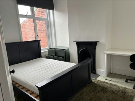 Terraced House to rent on - Photo 5