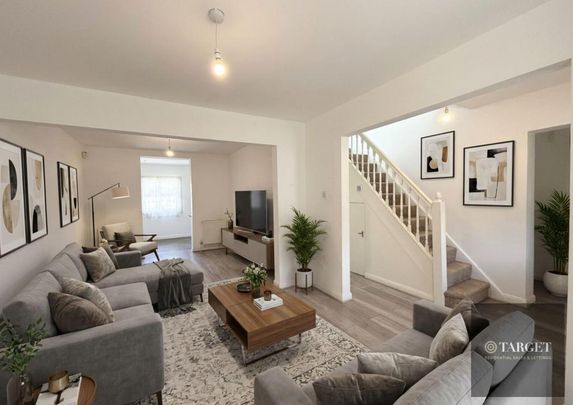 4 bedroom end of terrace house to rent - Photo 1