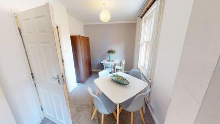 4 bedroom semi-detached house to rent - Photo 3