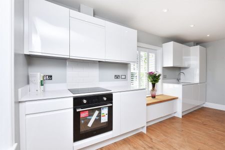 2 Bedroom Flat / Apartment - Northbrook Estate, Farnham Road - Photo 3