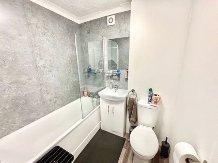 The Firs, Woodford Green, IG8 - Photo 2