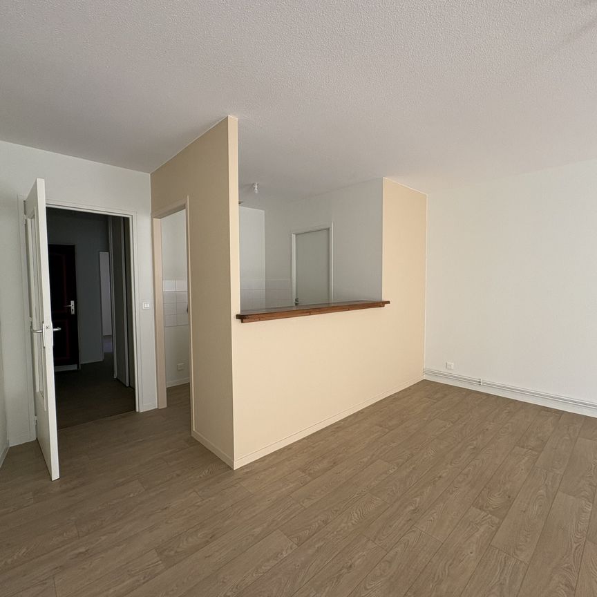 Location Appartement 2 pièces 66m² CHARLIEU 42190 - Photo 1