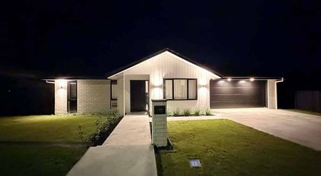 Near New Modern 4‑Bedroom Home for Rent-Lockerbie - Photo 2