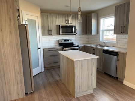 Beautiful 3-Bed Townhouse, Pet-Friendly with Fenced Yard in Aspen Lake - Photo 5